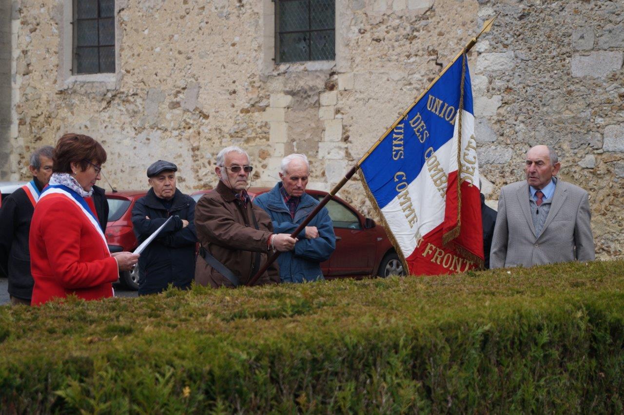 Au premier plan : Jacqueline Picart, Jacques Cernet (porte-drapeau), et Bernard Roulot, président de l'association des Anciens Combattants.