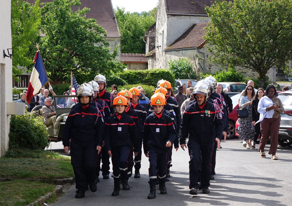 Dès 11 heures tapantes, le cortège s'élance de la place de l'église, direction le monument aux morts intercommunal. 