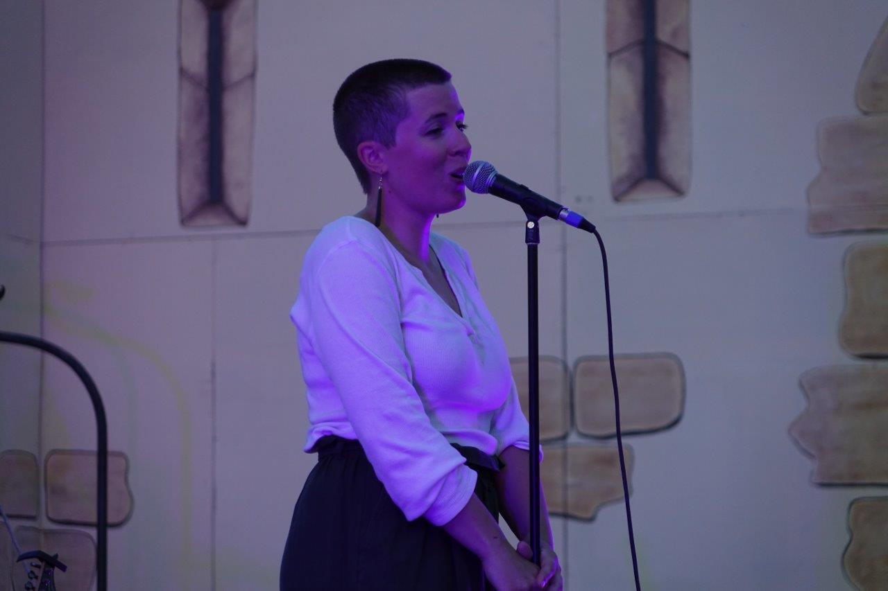 Mini concert de Laura, vainqueur du concours de chant Les Voix de l'Omois 2022.