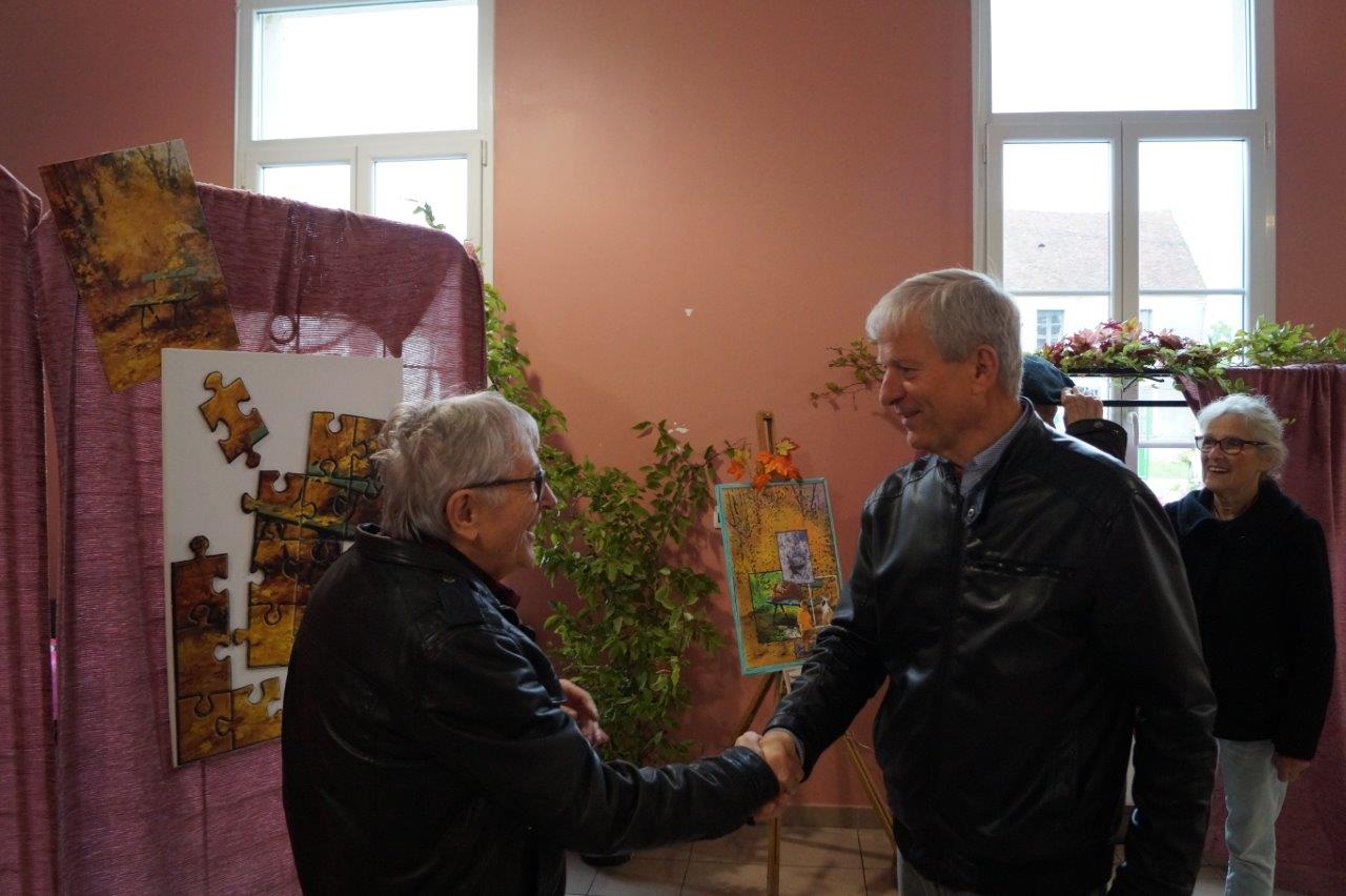 A droite, Eric Assier, maire de Condé-en-Brie, fut parmi les premiers visiteurs...