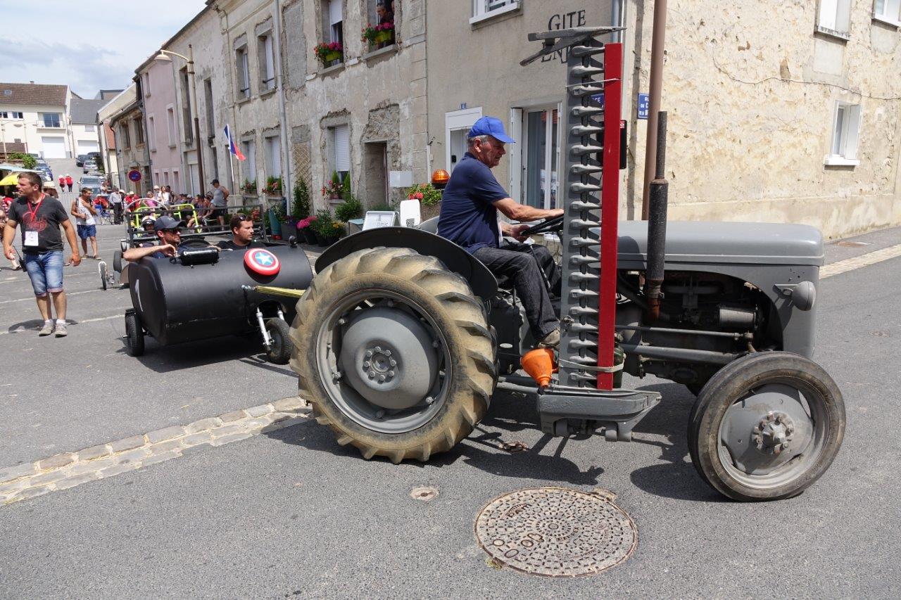 Des tracteurs anciens, appartenant à deux collectionneurs du Sud de l'Aisne, remontent les caisses à savon au départ...