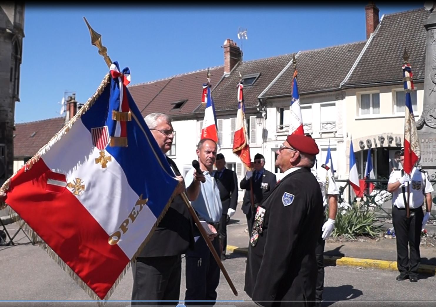 Christian Bruyen remet le drapeau des OPEX -pour opérations extérieures- à Michel Brisset.