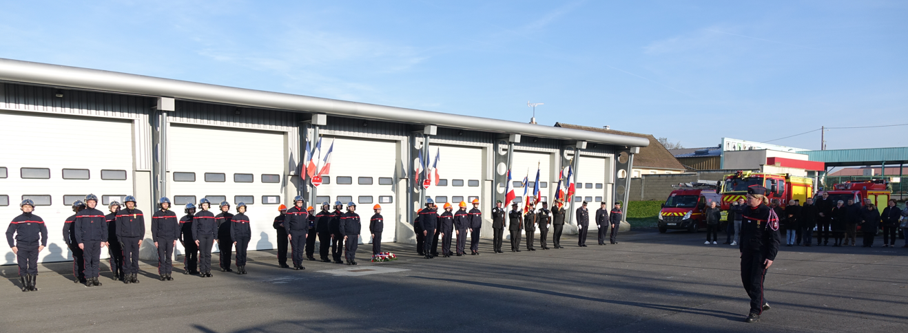 La cérémonie est placée sous le commandement du Lieutenant Julie Tonsart, adjointe au chef de centre.
