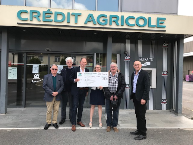 Remise du chèque de la Fondation du Crédit Agricole Nord Est dans le cadre de l'achat du Mercedes Unimog. Le masque de protection a été retiré le temps de la photo.