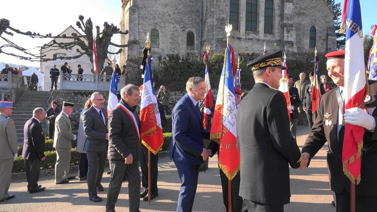 Les personnalités saluent les porte-drapeaux...