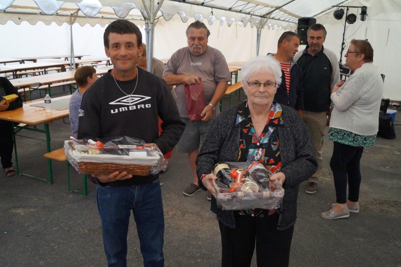 De gauche à droite : Cédric de Sézanne et Paulette d'Épernay remportent le concours de belote.