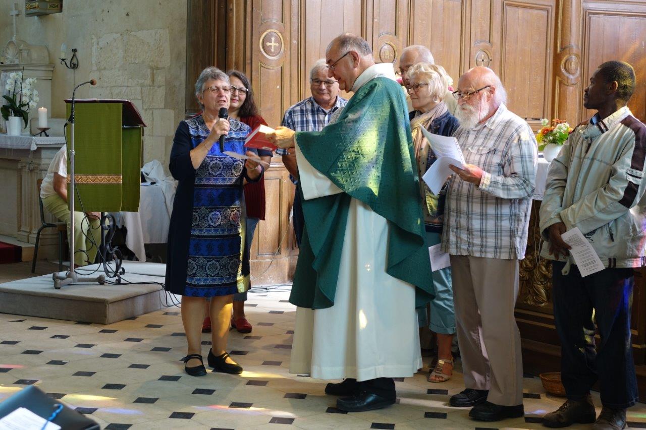 Des cadeaux sont offerts au prêtre à l'issue de la messe.