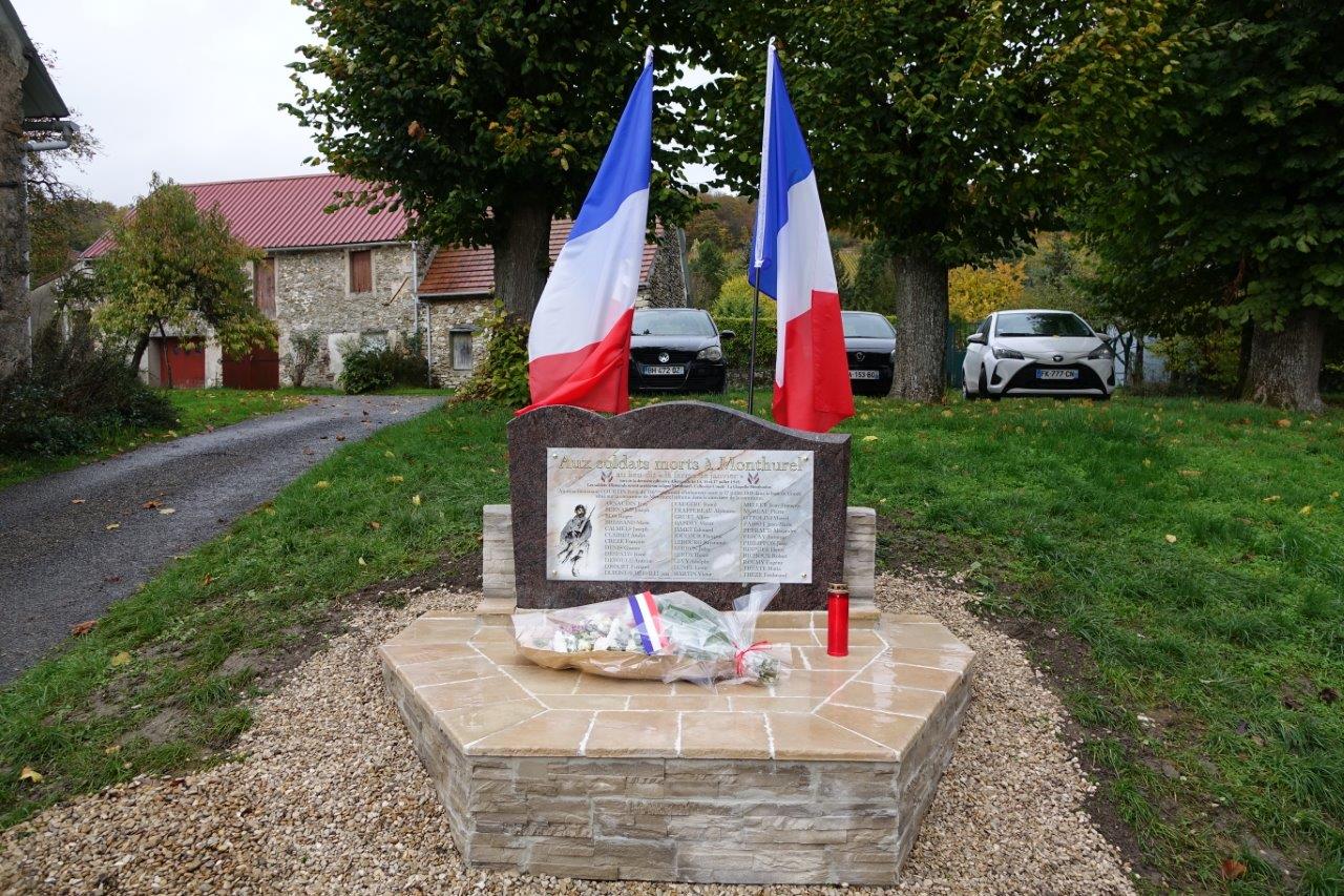 A droite : Une bougie funéraire a été déposée par Sylvain Billon. En Allemagne, c'est une tradition que de déposer une bougie funéraire sur la tombe d'un proche.