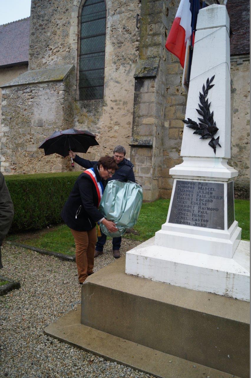 La maire déléguée Jacqueline Picart dépose une gerbe au pied du monuments aux morts.