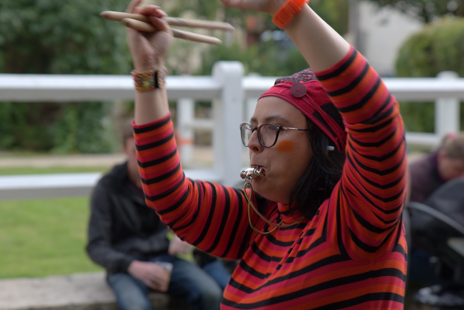 Pendant les pauses, les déambulations de la troupe de Batucada Samb'à Bulles ont animé la soirée.