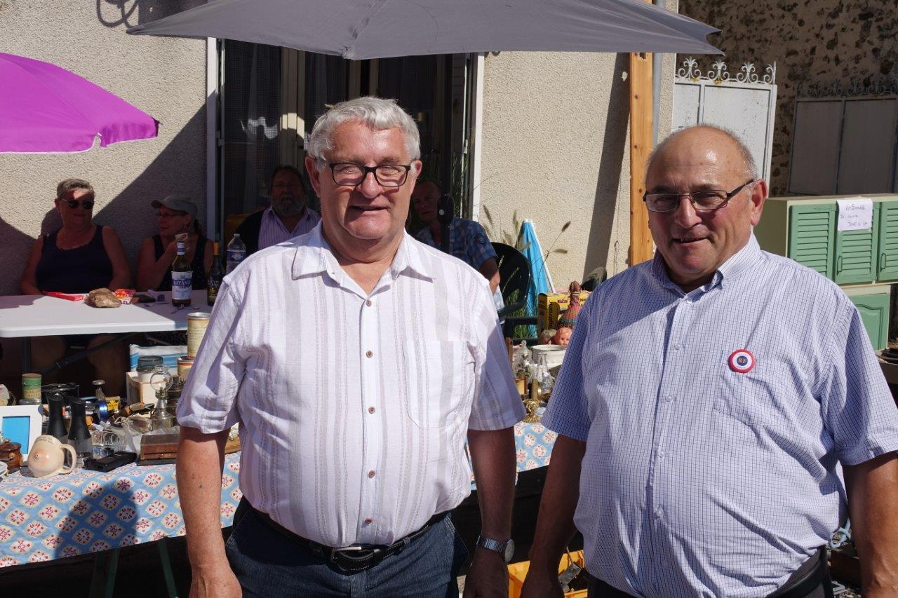 De gauche à droite : Alain Mauroy, maire de Dhuys-et-Morin-en-Brie, et Ghislain Dadou, maire délégué d'Artonges, ont honoré de leur présence la brocante annuelle.