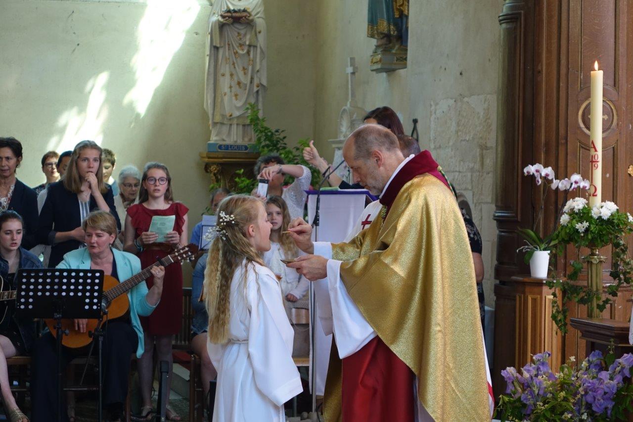 ... et la communion sont les trois sacrements de l'initiation chrétienne.