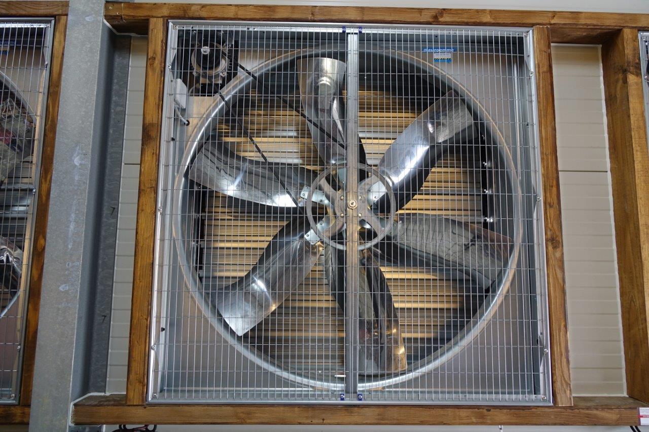 La ventilation du bâtiment est complétée par la présence de huit ventilateurs d'air, extracteurs.