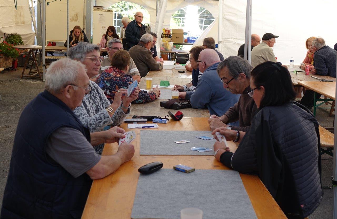 Le concours de belote a vu douze équipes s'affronter sur cinq parties de douze donnes. Une treizième équipe était engagée mais n'a finalement pas joué pour le bon déroulement du concours.s'est présentée