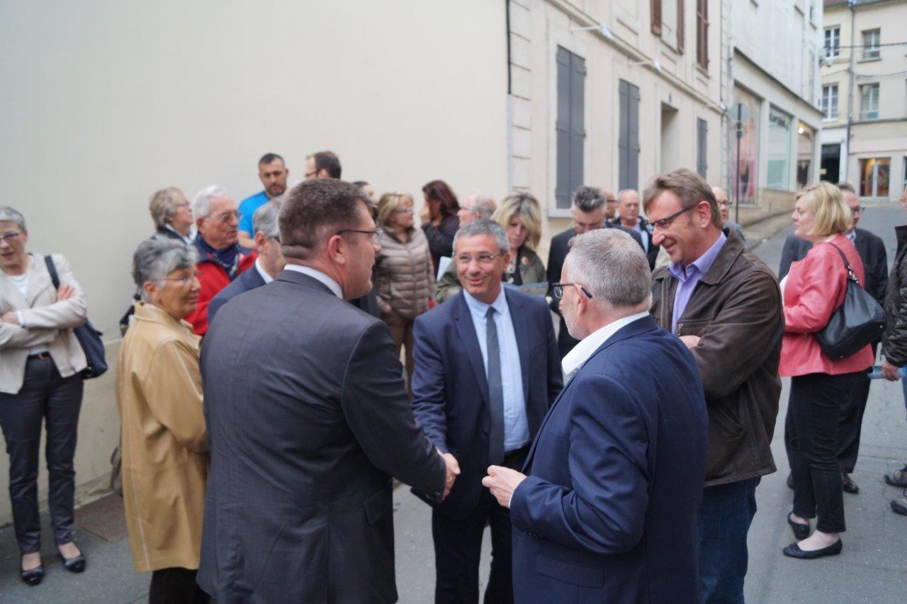 A gauche : arrivée d'Antoine Lefèvre, sénateur-maire de Laon.