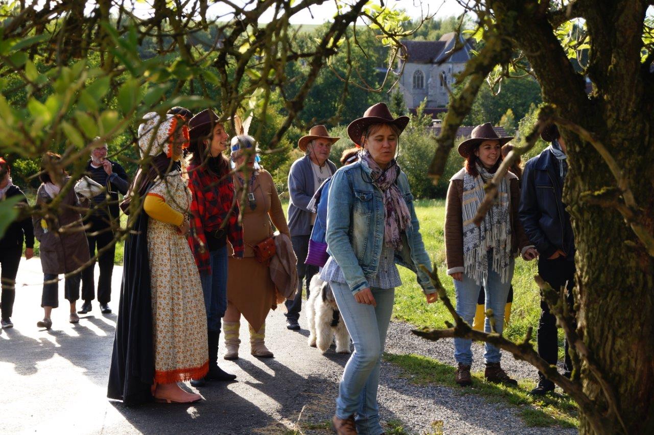 C'est la tradition : arrêt chez un habitant du bourg afin de rejouer un p'tit bout de scène du spectacle de la Pentecôte.
