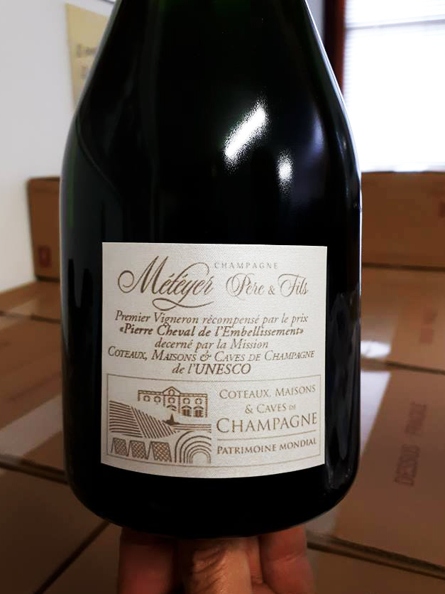 Anna Météyer a obtenu l'autorisation exceptionnelle de faire figurer l'identité visuelle de la Mission Coteaux, Maisons et Caves de Champagne sur les flacons.