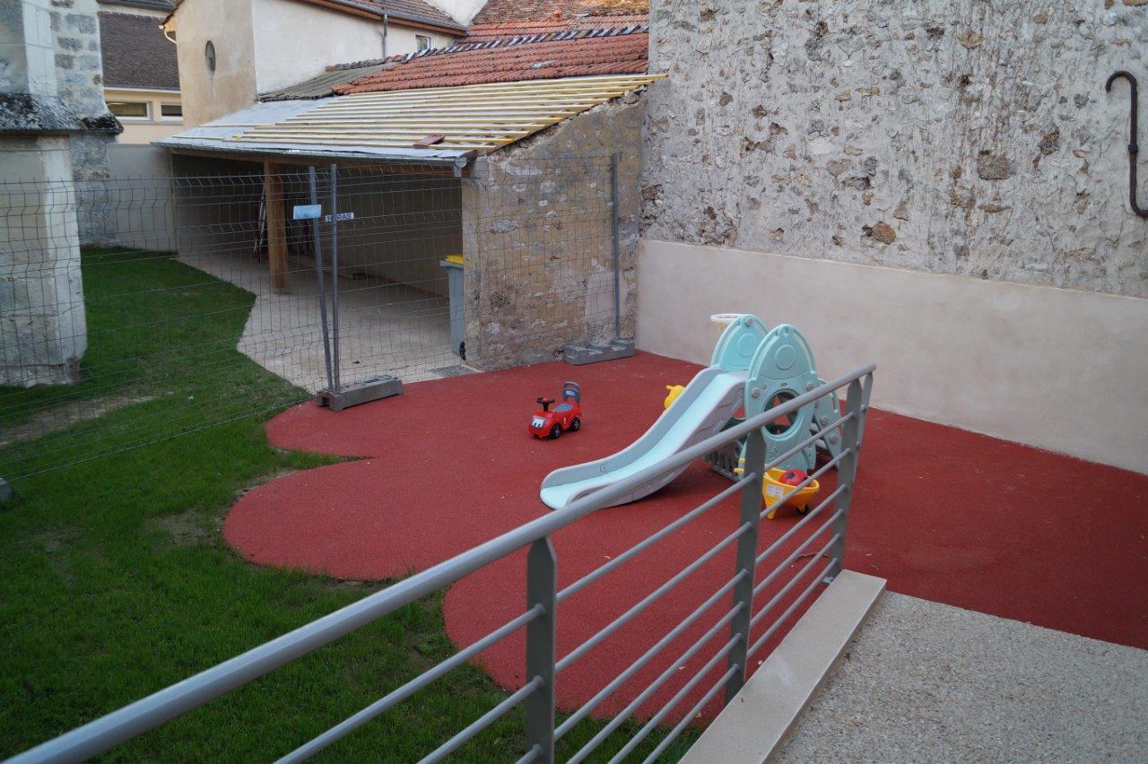 Une aire de jeu est en cours de création à l'extérieur de la micro-crèche.