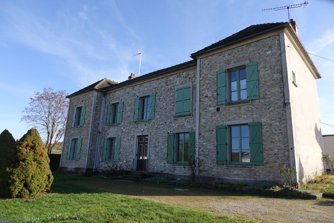 Outre la maison des services au public (au Rdc à droite), ce bâtiment communal abrite également des logements.