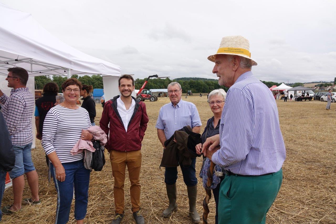 Au centre, blouson ouvert, Sébastien Eugène, maire de Château-Thierry, honore de sa présence la fête de la moisson.