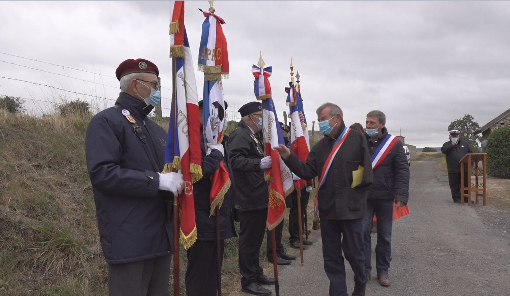 Les élus saluent les porte-drapeaux...