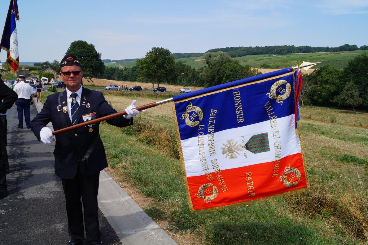 Marcel Dartinet, ancien combattant et adjoint au maire de Vallées-en-Champagne, porte désormais le drapeau de la commune nouvelle.