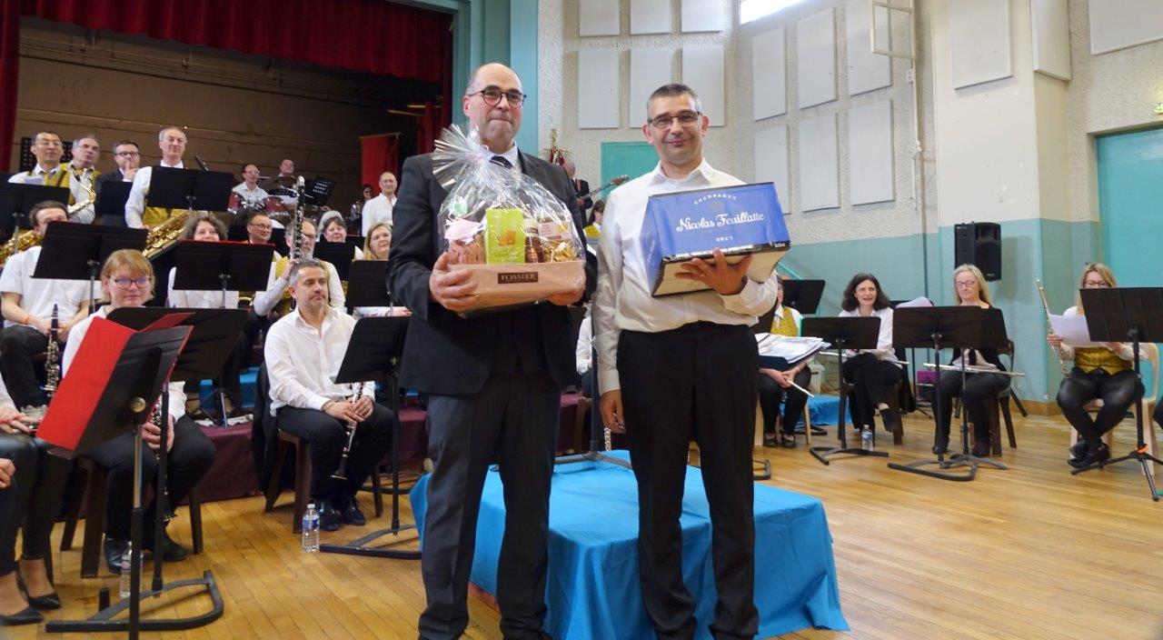 De gauche à droite : Le directeur Afonso Ricardo et le président de La Lyre Briarde Laurent Loiseau repartent avec des produits Made in Marne.