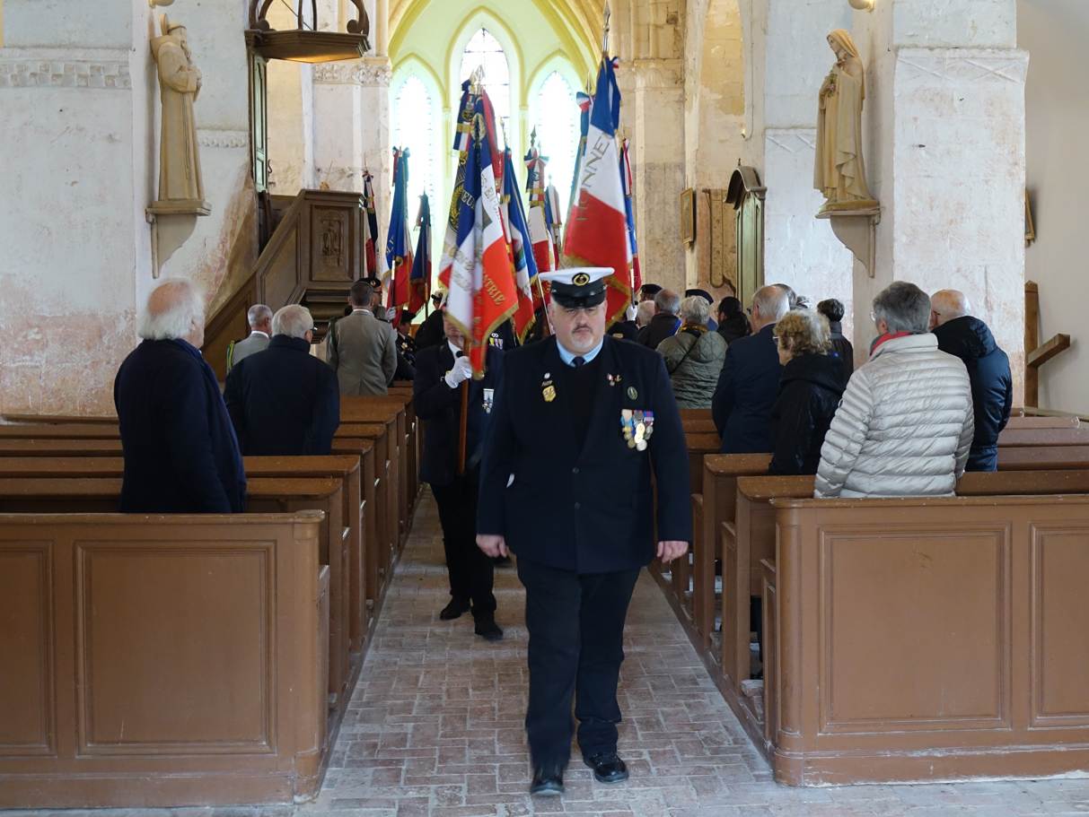 Les porte-drapeaux précédés du président de l'APAC Christophe Delannoy.