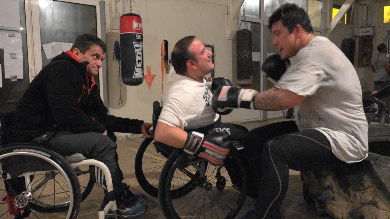 Il faut bien être deux pour affronter Aïto Teinaki, le champion de Picardie de boxe anglaise amateurs, catégories super-lourds.