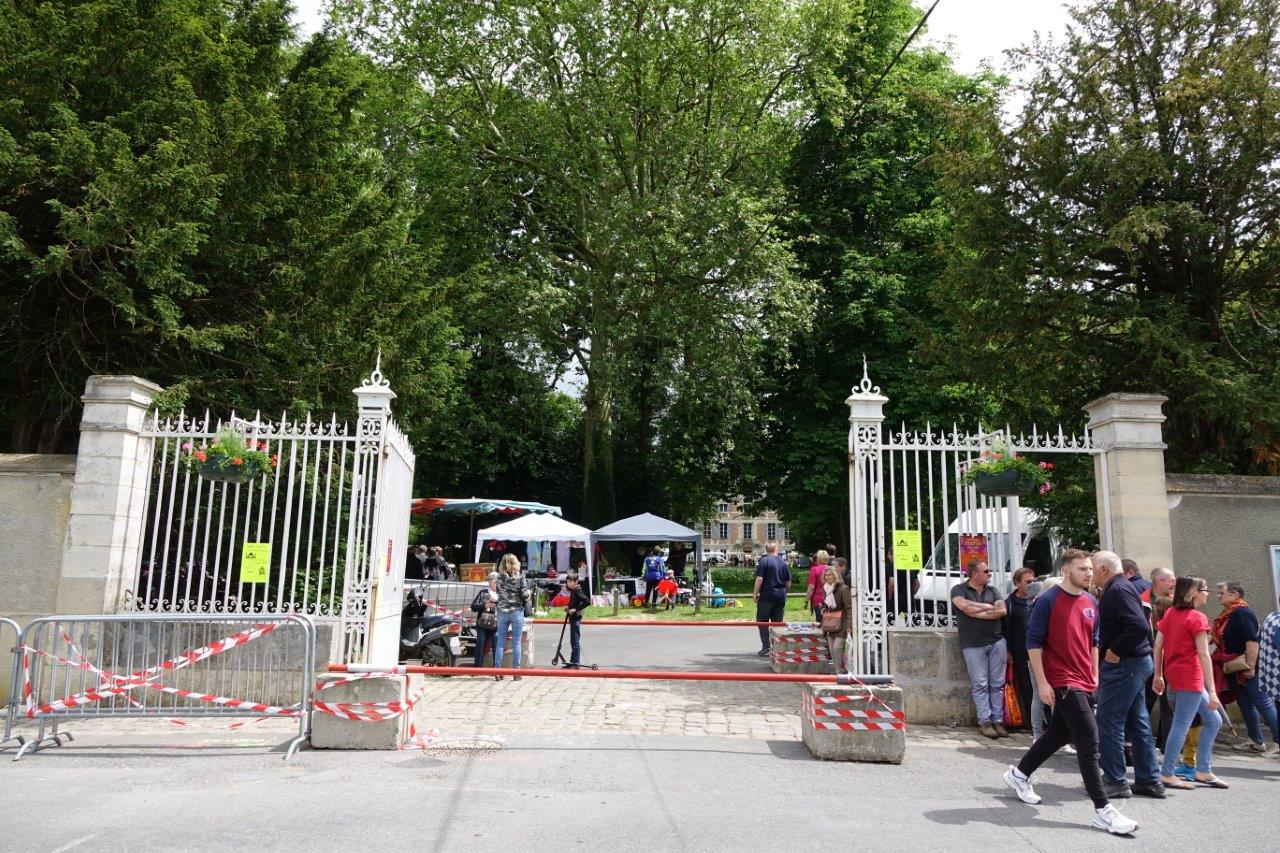 L'entrée du parc du château est sécurisée par quatre cubes de béton, reliés par des barres d'acier.