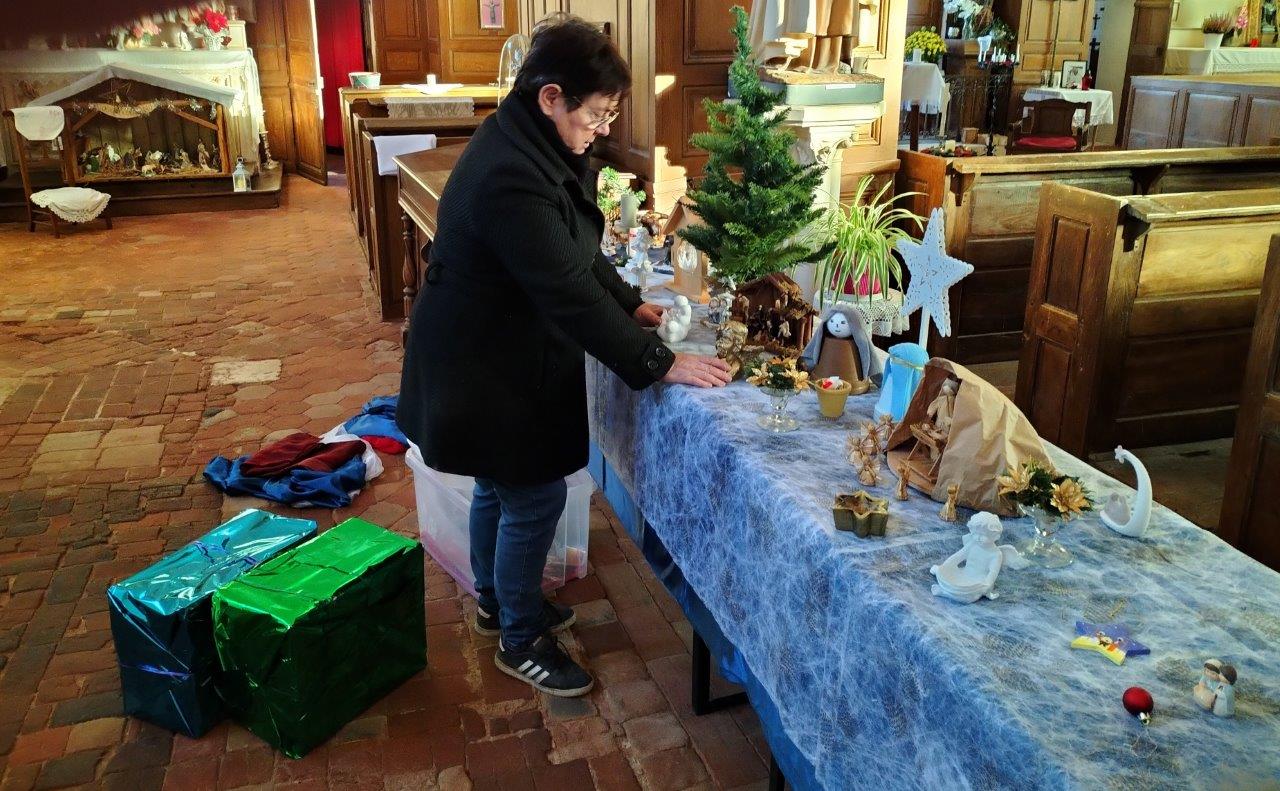 La maire de Montlevon et présidente de l'association Les Amis de l'église Saint-Martin de Montlevon, Nelly Guedrat, met en place les crèches chinées ici et là.