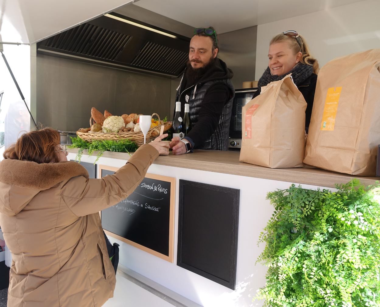 À bord du Food Truck, Le Tout du Cru a concocté deux plats aux petits oignons.