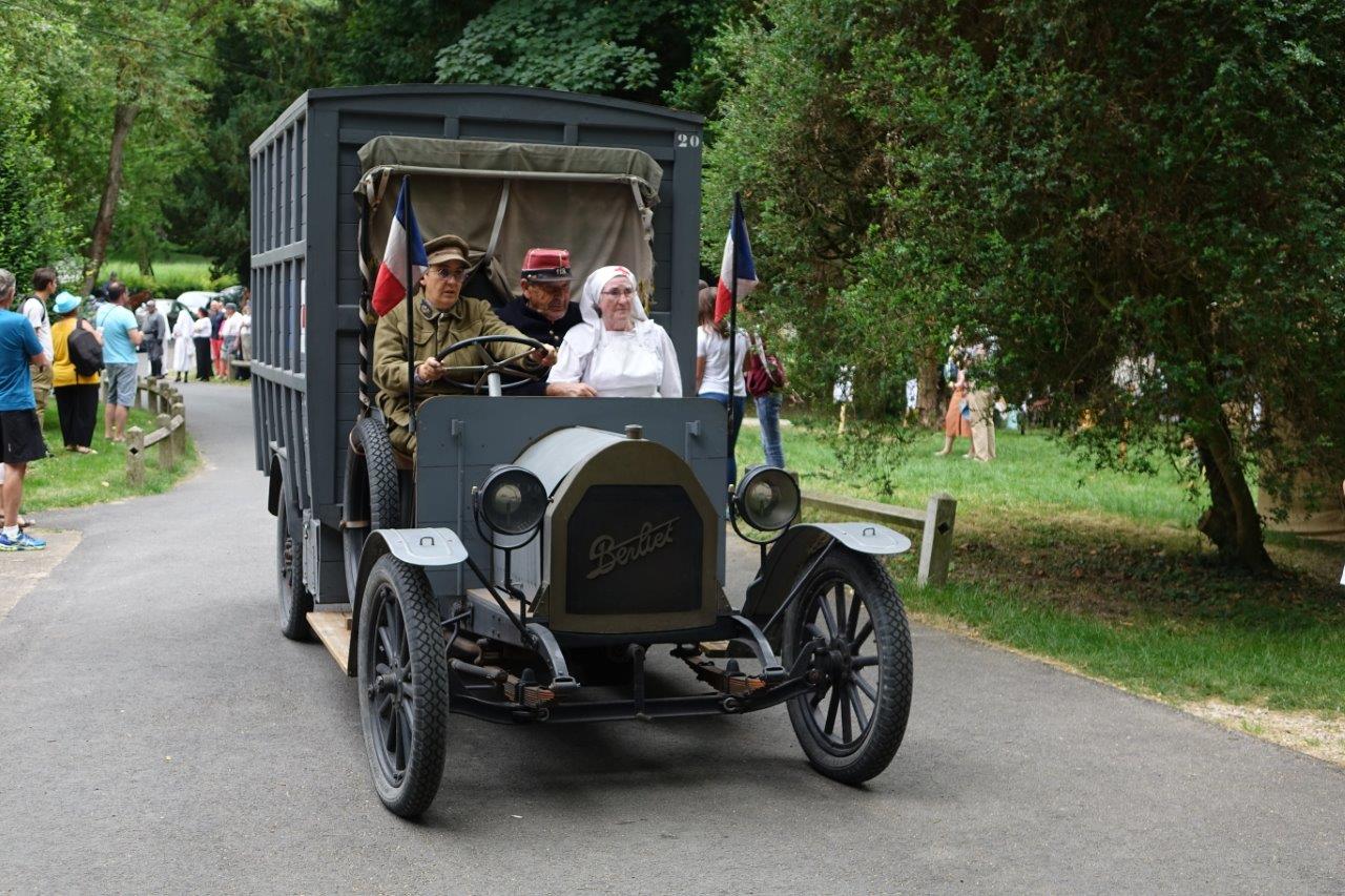 Les reconstitueurs quittent le parc du château et vont défiler dans les rues de Dormans...