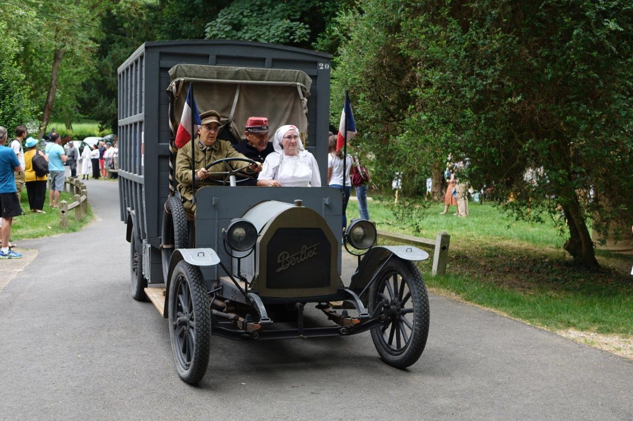 Les reconstitueurs quittent le parc du château et vont défiler dans les rues de Dormans...