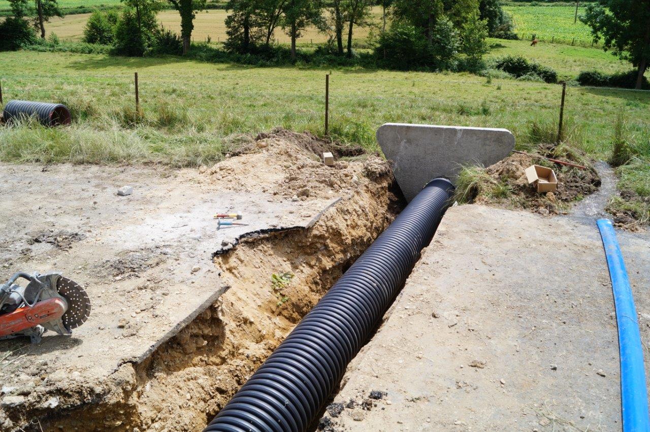 Un tuyau annelé en PEHD d'un diamètre de 400mm est mis en place.
