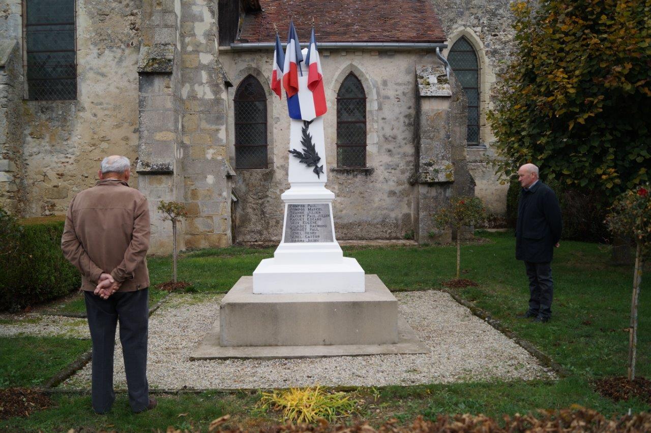 L'appel aux morts pour la France revient à Bernard Roulot (de dos) et Alain Destouches (à droite), adjoint à la maire déléguée de La Chapelle-Monthodon..