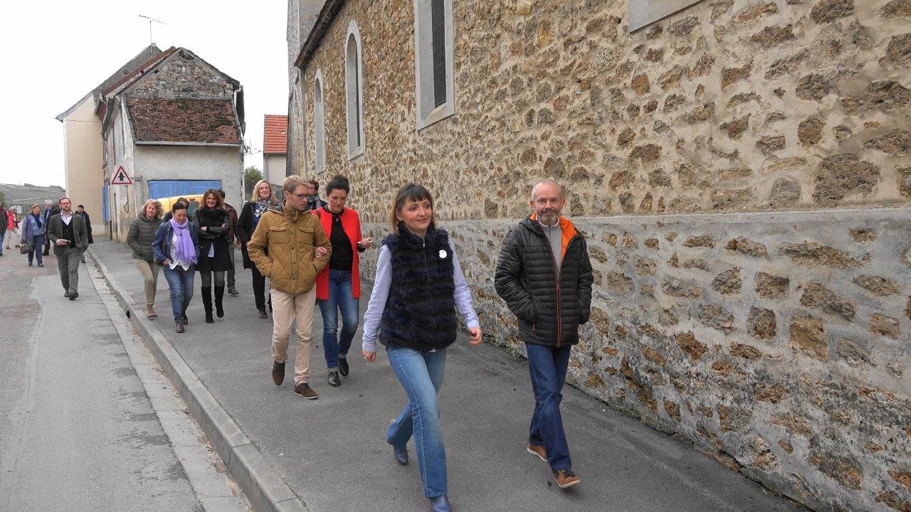 En route vers le pressoir, Anna et Franck Météyer se muent en guides touristiques...