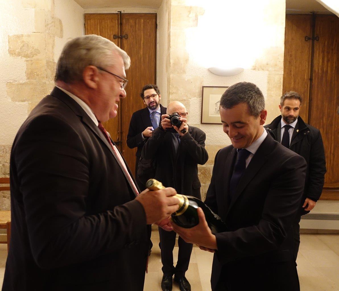 Le Ministre est rentré à Paris avec un jéroboam de champagne dans le coffre de sa voiture...