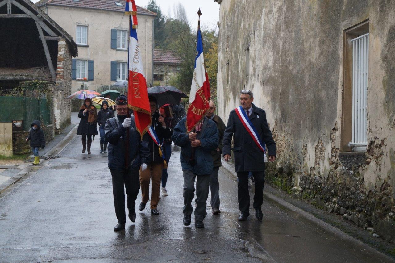 Parti de la mairie de la commune historique de La Chapelle-Monthodon, le cortège arrive sur la place de l'église.