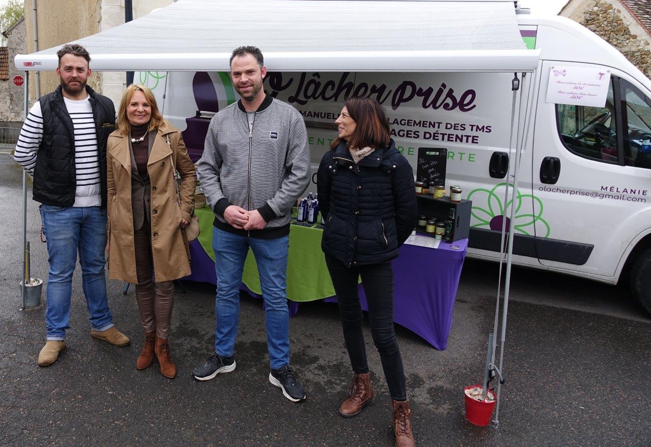 De gauche à droite : Matthieu Laurent 1er adjoint au maire de la commune, Christine Pérardel Guichard conseillère déléguée aux mobilités de la CARCT, Jordane Beauchard maire de Celles-lès-Condé et Mélanie Milandri du salon mobile Ô lâcher prise.