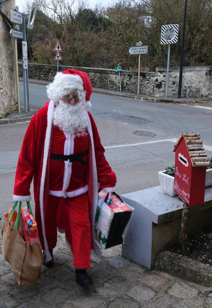 À Celles-lès-Condé, le Père Noël arrive d'un pas décidé.