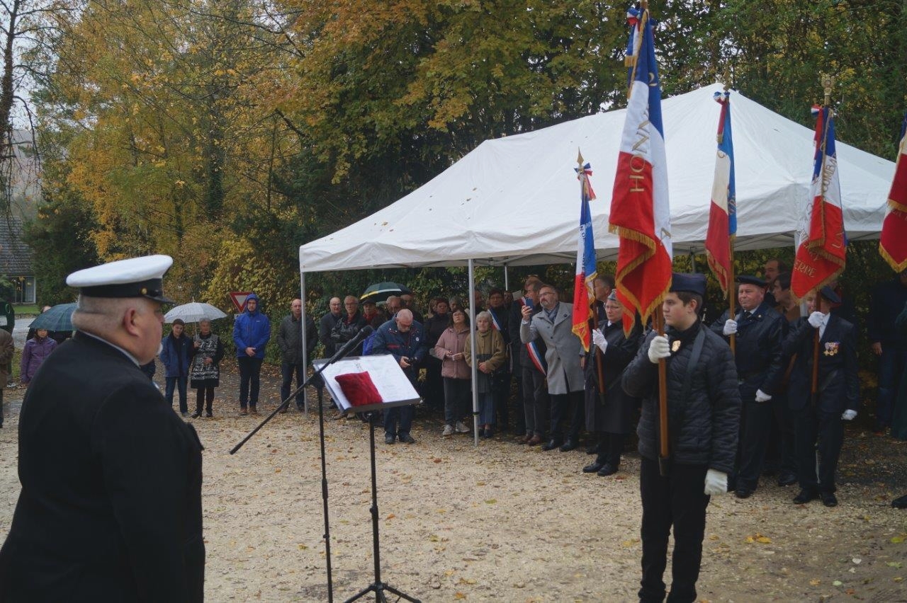 Alexy Delannoy, 12 ans, reçoit au nom de Madame la Ministres des Armées, le brevet de porte-drapeau reconnaîssant trois ans de services accomplis en qualité de porte-drapeau suppléant de l'APAC...