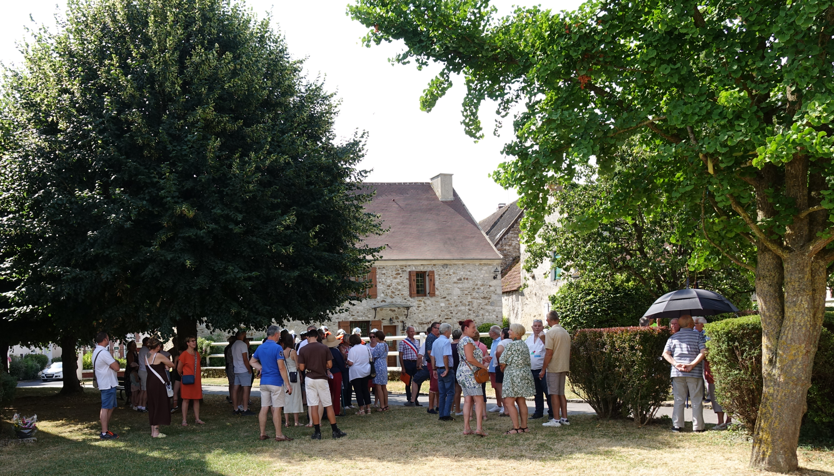 Comme d'habitude, les habitants des trois communes se rassemblent sur la Place de l'Église de Saint-Eugène.