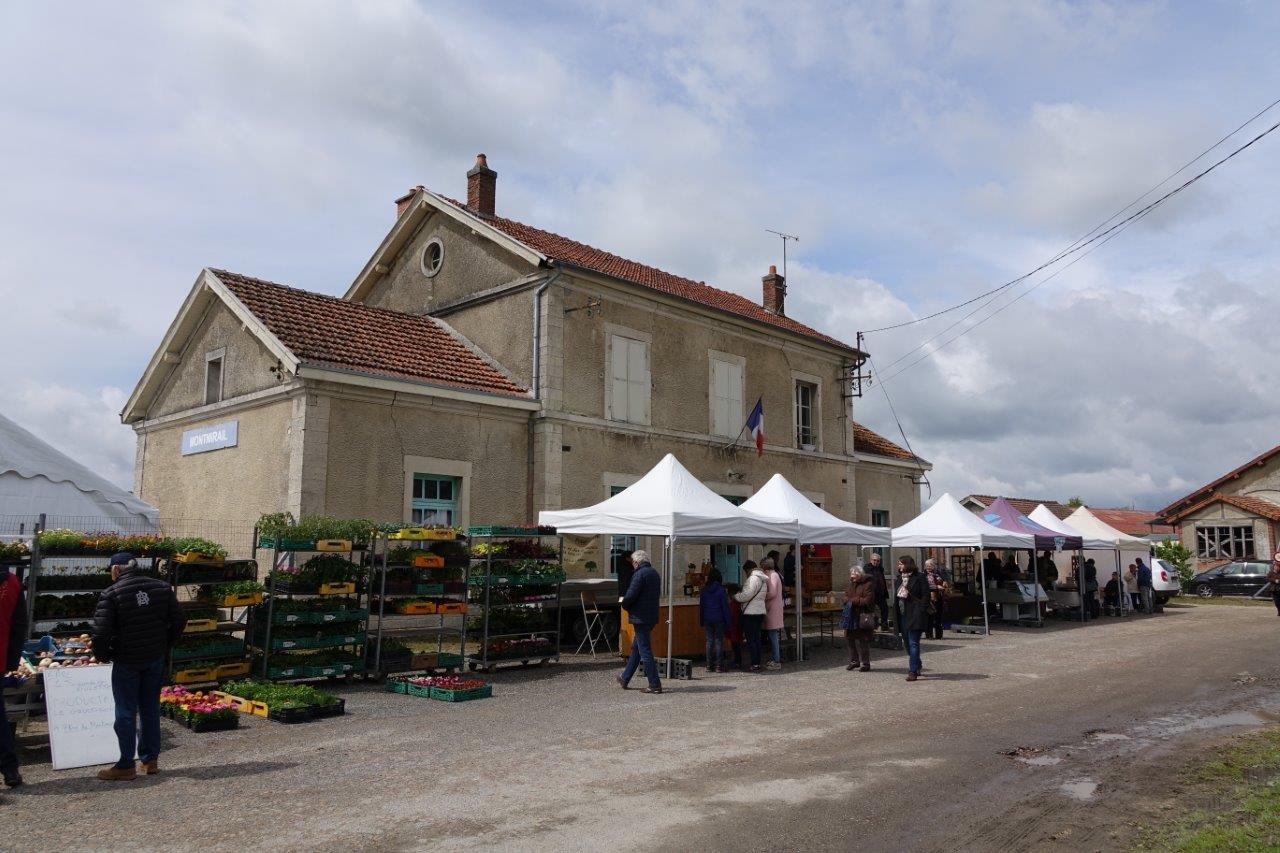Des producteurs locaux exposent leur savoir-faire devant la gare...