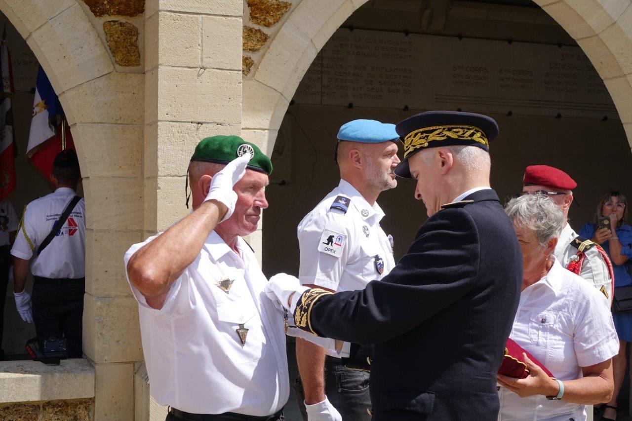 Le sous-préfet Jacques Lucbéreilh remet la médaille de la Reconnaissance de la Nation à Louis Bression.