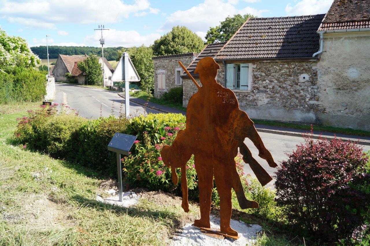 A Saint-Agnan, la silhouette d'un soldat américain est implantée non loin de l'église.