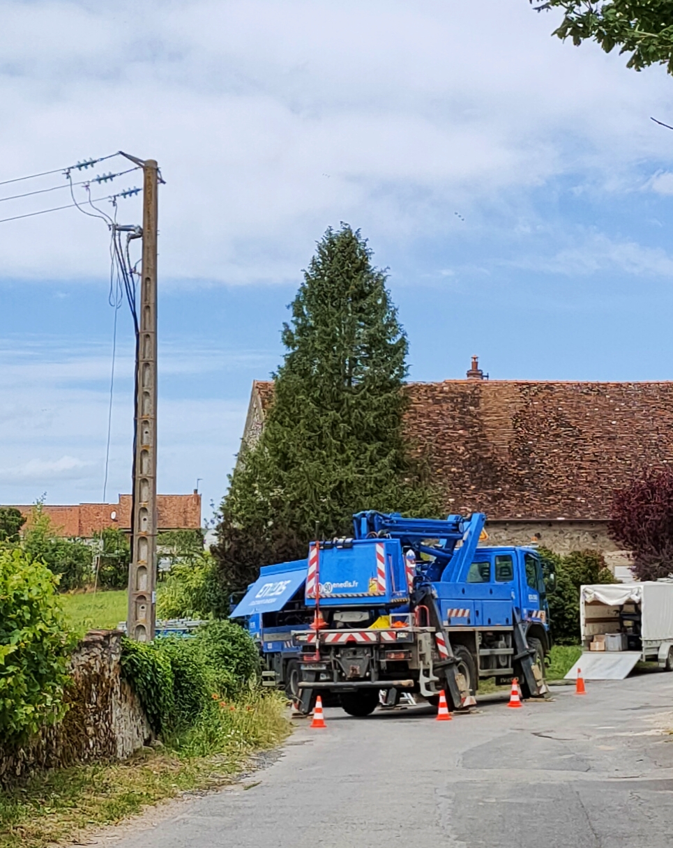 Les techniciens Enedis, le gestionnaire du réseau public de distribution d'électricité, ont oeuvré toute la journée de dimanche pour rétablir le courant, comme ici à Celles-lès-Condé.