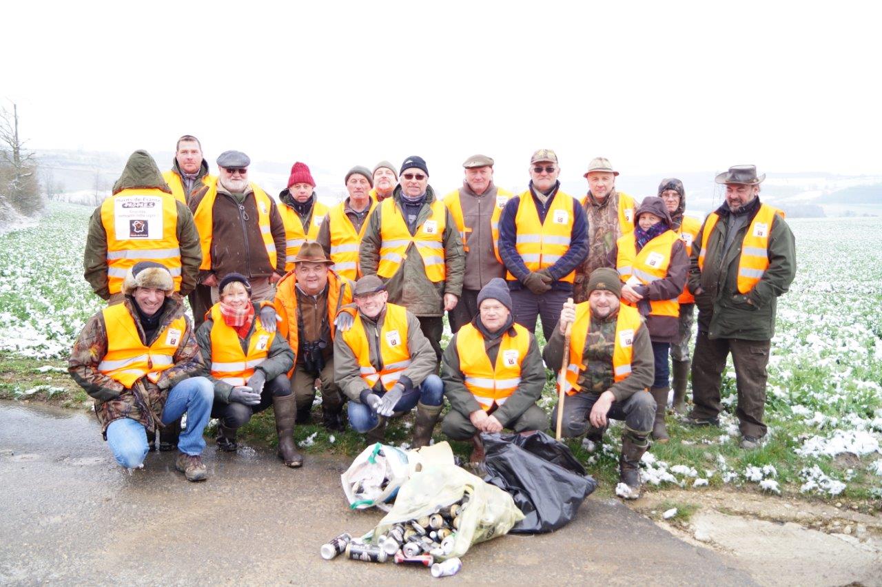 Les chasseurs ont profité du comptage pour ramasser les déchets.