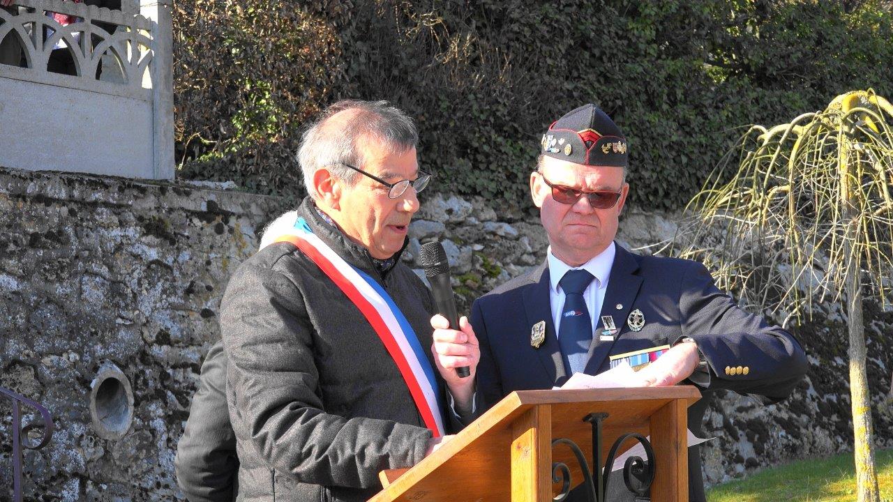 Bruno Lahouati accueille les participants à la cérémonie puis laisse place aux différents intervenants...