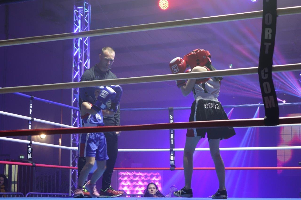Un combat de démonstration opposant deux boxeuses du ROC lance la soirée de gala.